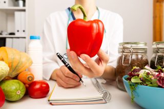 بهترین دکتر تغذیه تهران چه مشکلاتی را برطرف می کند؟